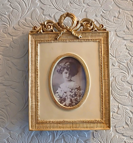 Ornate vintage gold cream - ornate, gold/cream